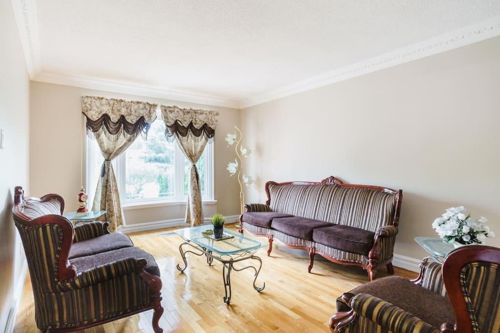 Beautiful Home 4 Bed, 3 Bath, Garage, Backyard! Mississauga Exterior photo