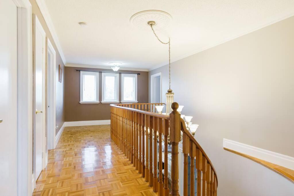 Beautiful Home 4 Bed, 3 Bath, Garage, Backyard! Mississauga Exterior photo