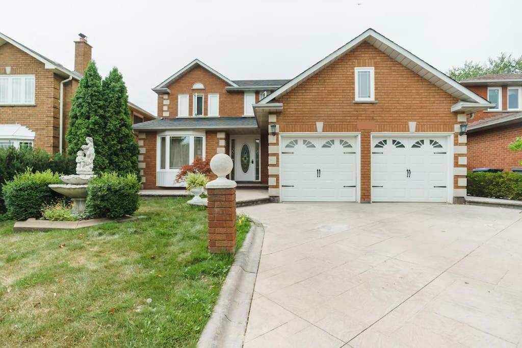 Beautiful Home 4 Bed, 3 Bath, Garage, Backyard! Mississauga Exterior photo