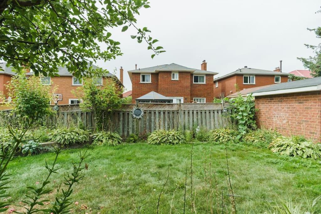 Beautiful Home 4 Bed, 3 Bath, Garage, Backyard! Mississauga Exterior photo