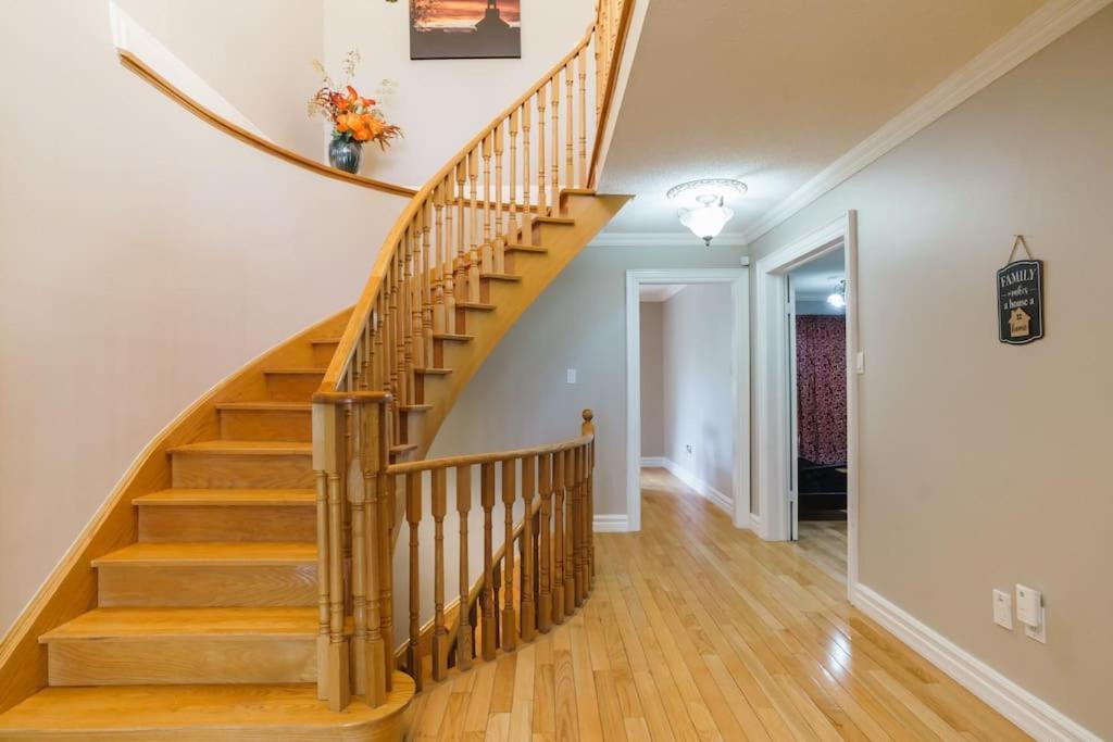 Beautiful Home 4 Bed, 3 Bath, Garage, Backyard! Mississauga Exterior photo