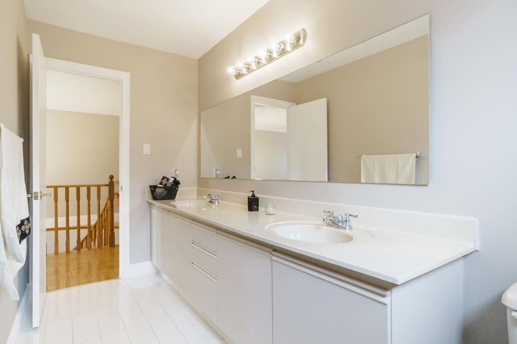 Beautiful Home 4 Bed, 3 Bath, Garage, Backyard! Mississauga Exterior photo