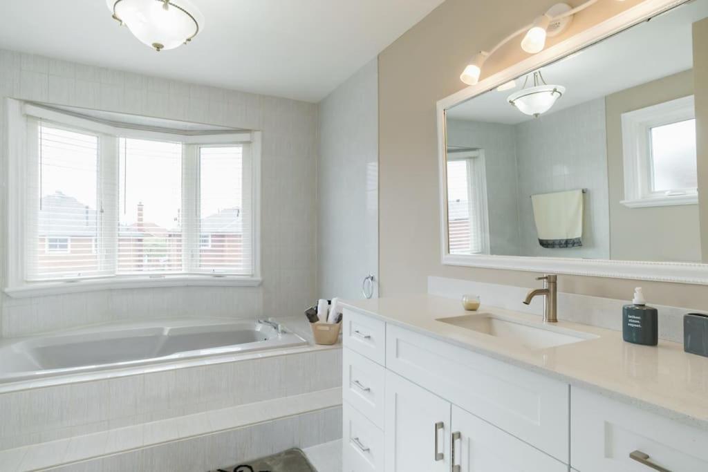 Beautiful Home 4 Bed, 3 Bath, Garage, Backyard! Mississauga Exterior photo