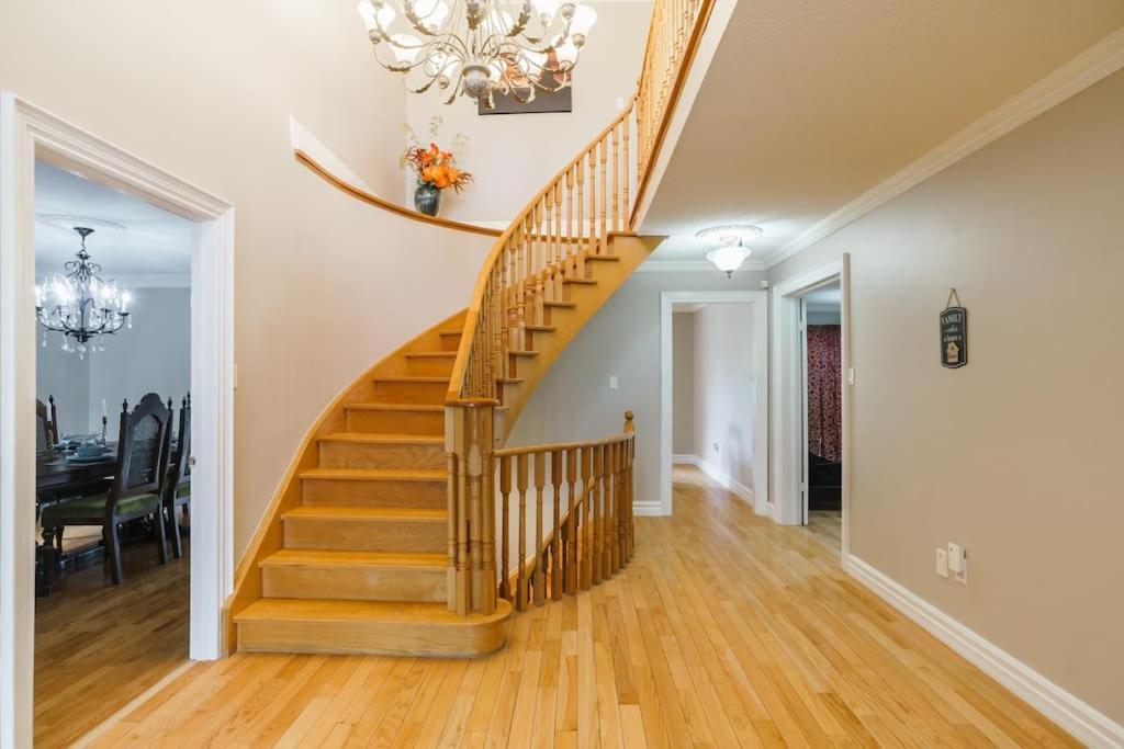 Beautiful Home 4 Bed, 3 Bath, Garage, Backyard! Mississauga Exterior photo