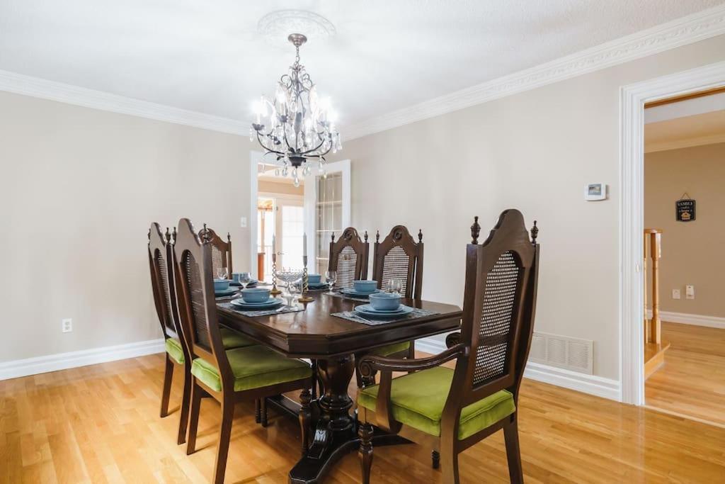 Beautiful Home 4 Bed, 3 Bath, Garage, Backyard! Mississauga Exterior photo