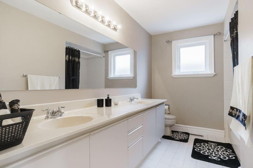 Beautiful Home 4 Bed, 3 Bath, Garage, Backyard! Mississauga Exterior photo