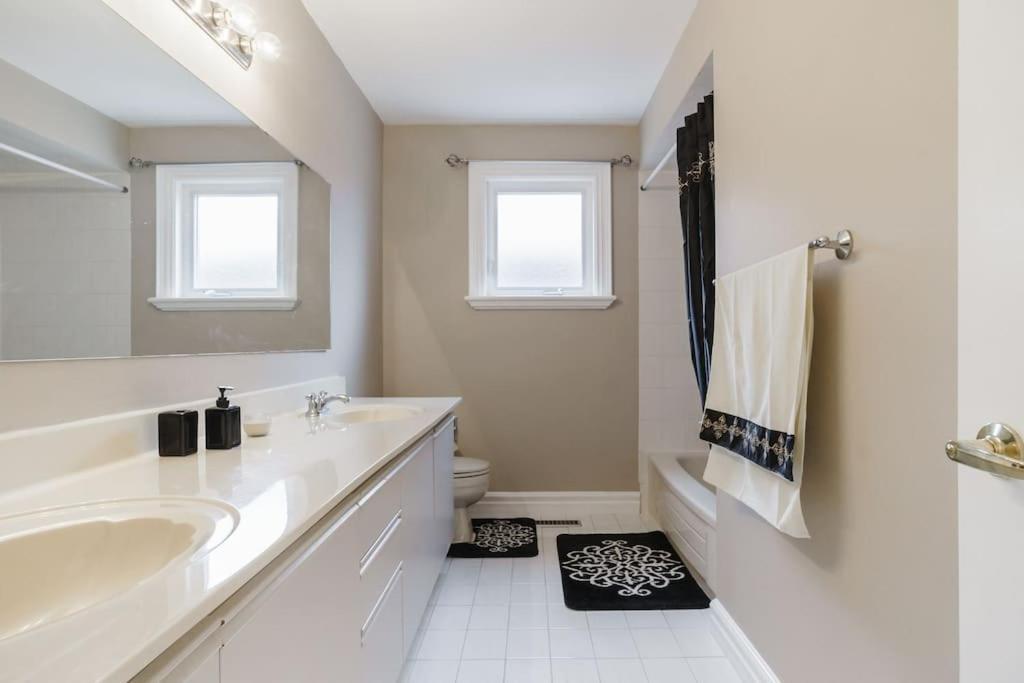 Beautiful Home 4 Bed, 3 Bath, Garage, Backyard! Mississauga Exterior photo